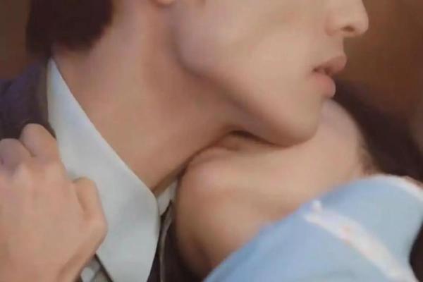 双子男爱你就想亲你抱你(双子男忍不住亲你)