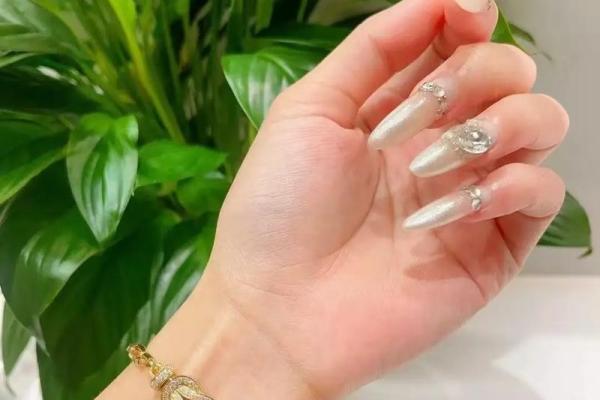 八字水多的女性有哪些饰品适合佩戴呢