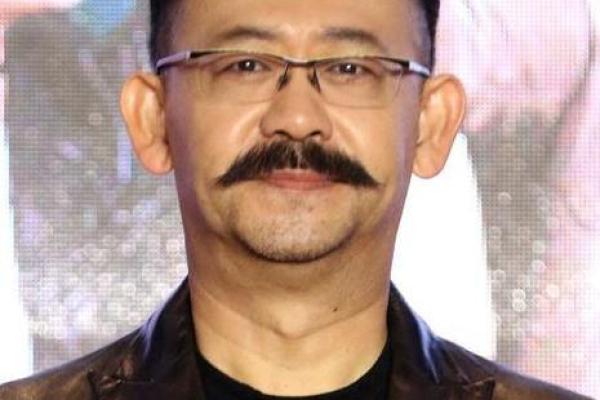 天生八字胡的男人面相命运 八字胡的男人面相解析 天生八字胡的男人面相命运 八字胡的男人面相解析