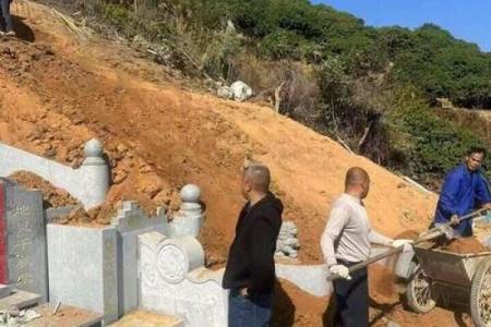 风水先生看坟地