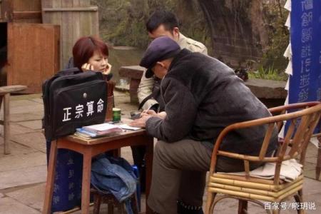 一小伙去算命，算命先生算出天机未泄露，小伙出门后暴毙身亡