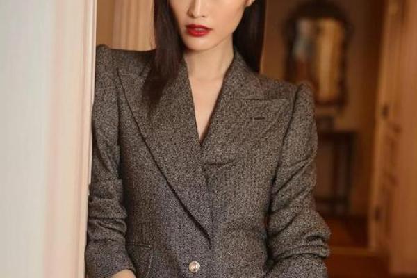 八字用官印的女人